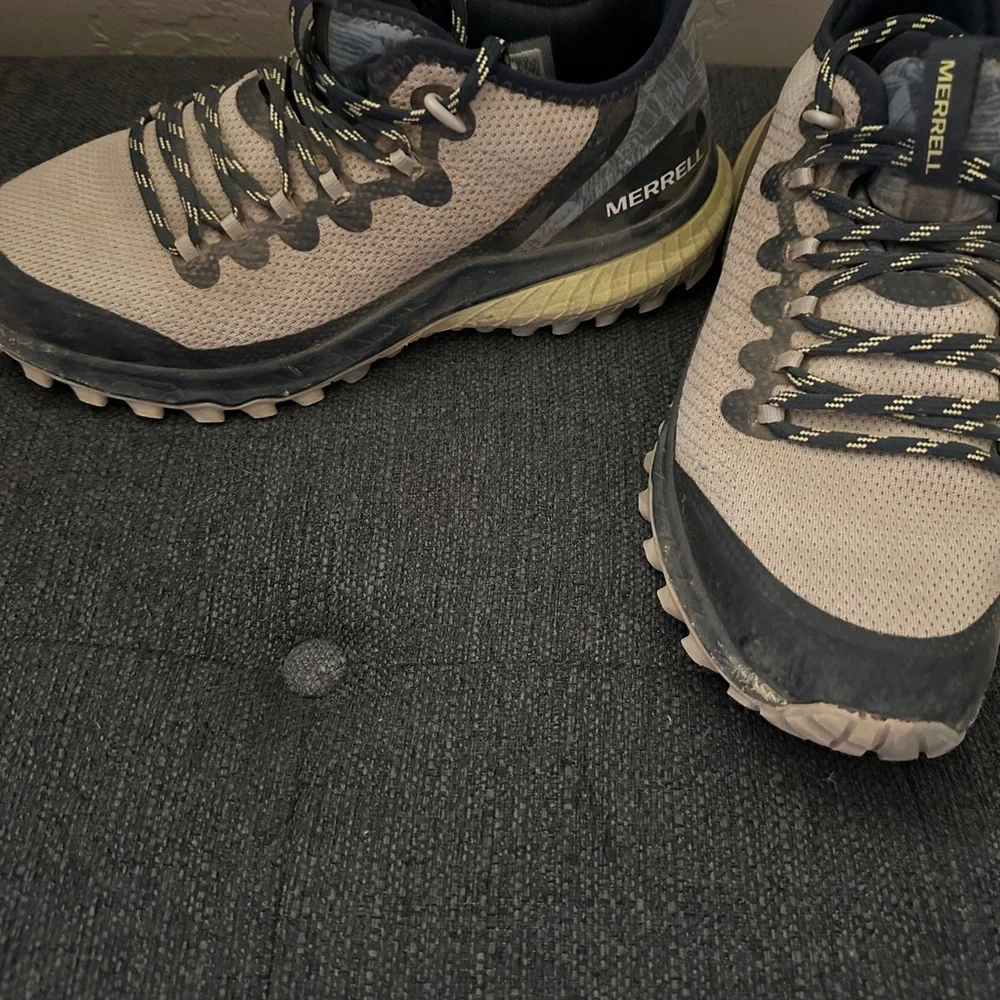 Merrell Women’s Tan and Black Size 9 Hiking Shoes - Picture 4 of 6